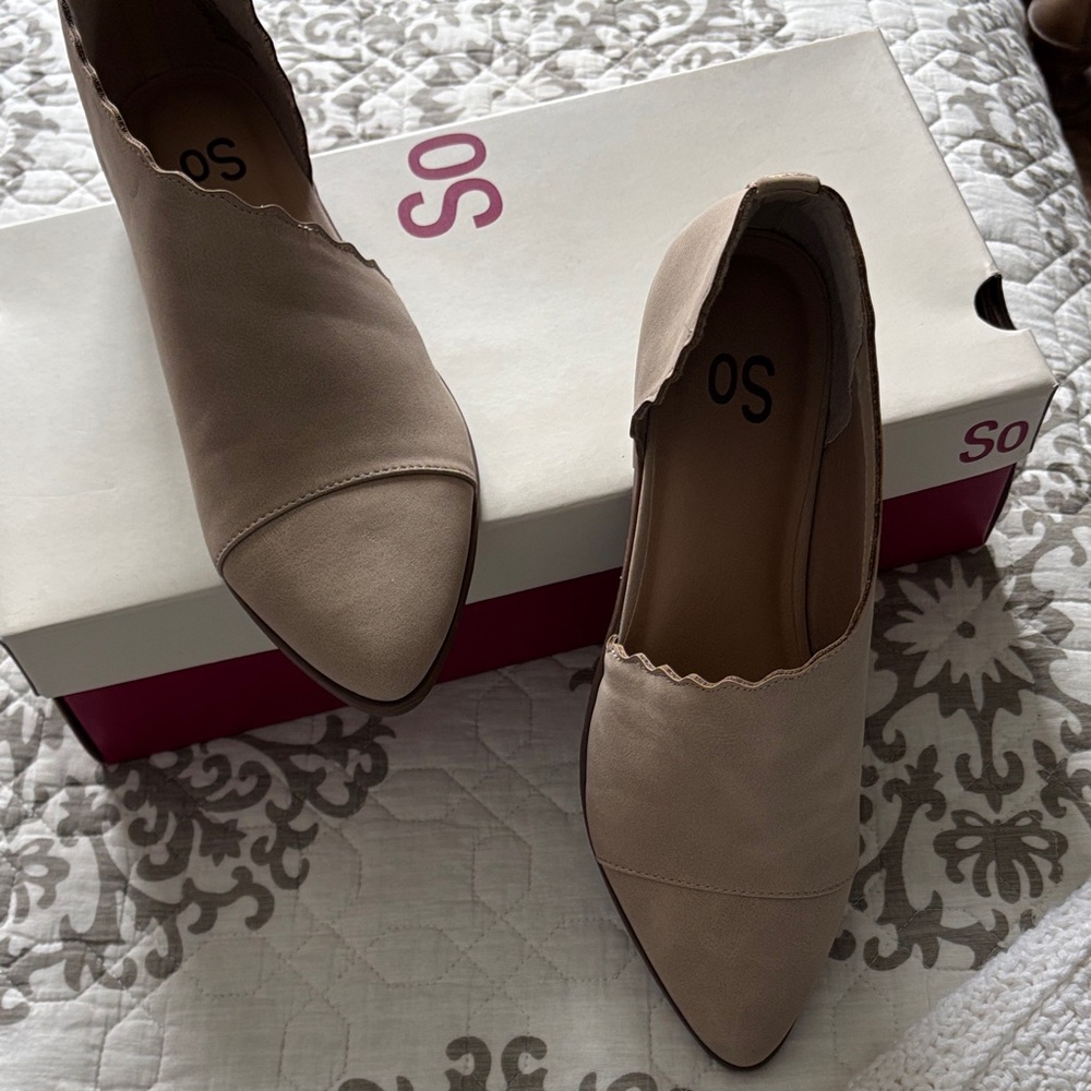 SO Women's Beige Scalloped Flats NWT